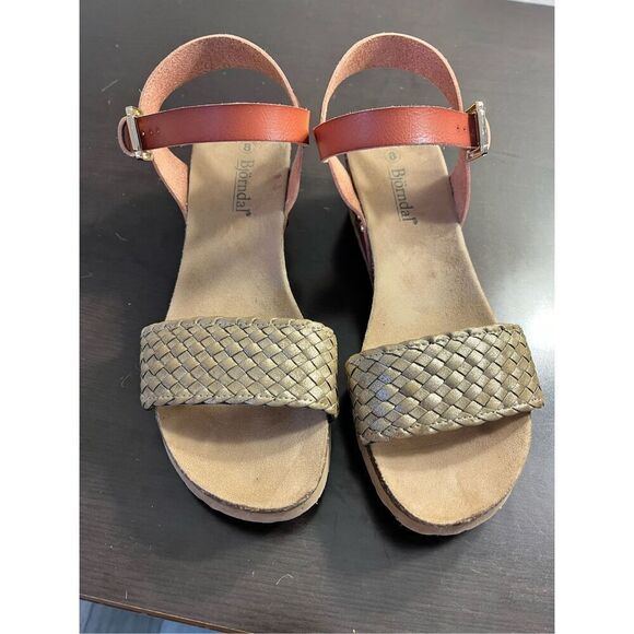 Bjorndaal Annalise Gold Braided Faux Leather Low Wedge Sandals Sz 8 EUC - Picture 2 of 6
